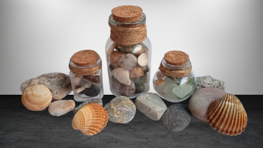 Botellas de vidrio con piedras y conchas de mar