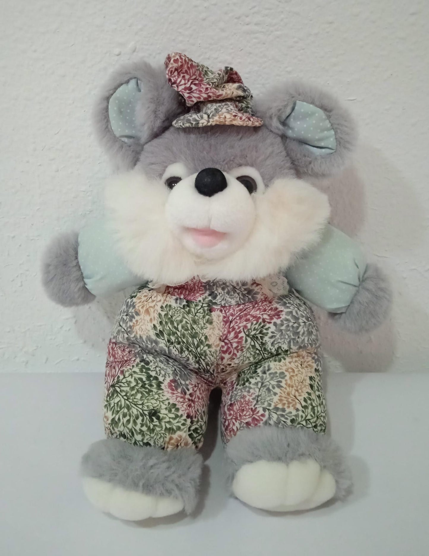 Peluche de ratón con sombrero y traje de colores.