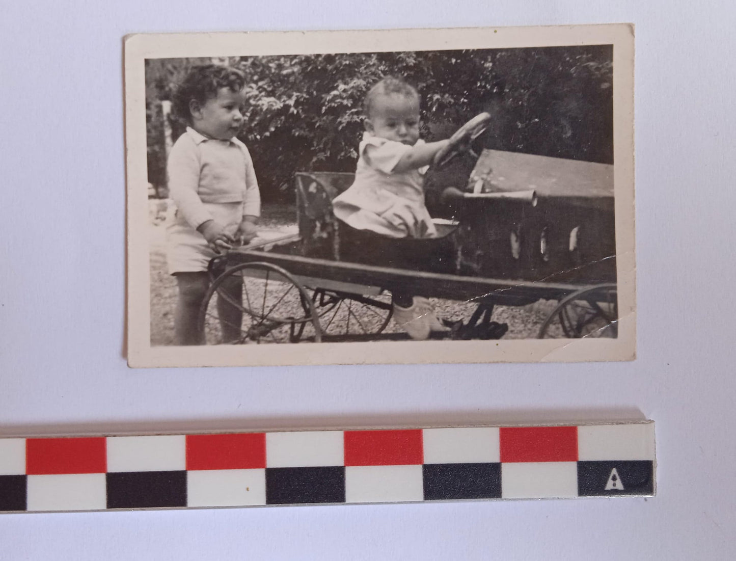 Foto original antigua con niños y coche de pedales