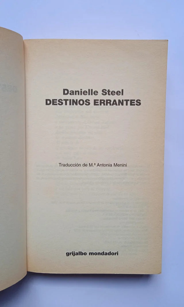 Libros de Danielle Steel: Destinos errantes y El rancho.