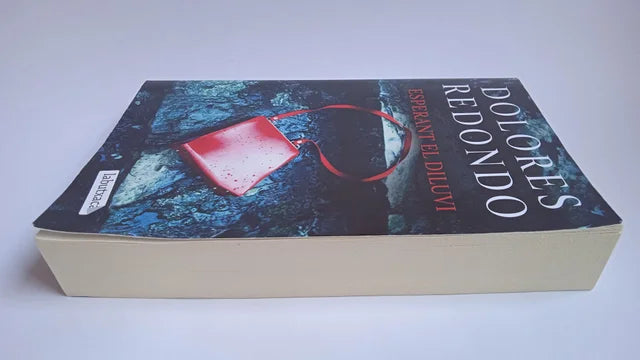 Libro Esperant el diluvi. Dolores Redondo